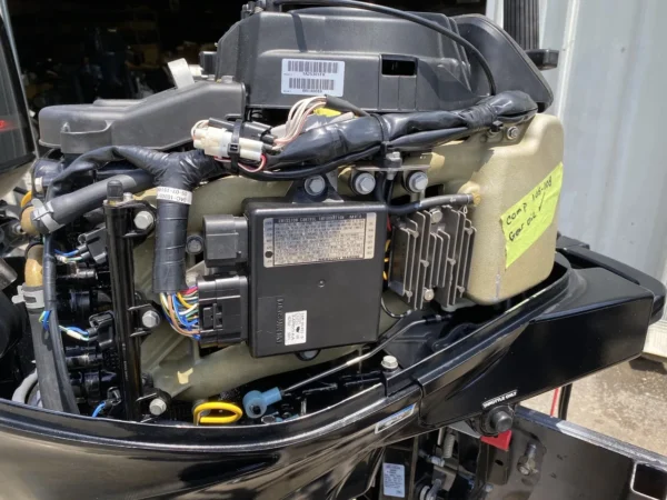 2006 Mercury 25 HP 3-Cyl EFI 4-Stroke 15" (Short) Outboard Tiller Motor - Image 3